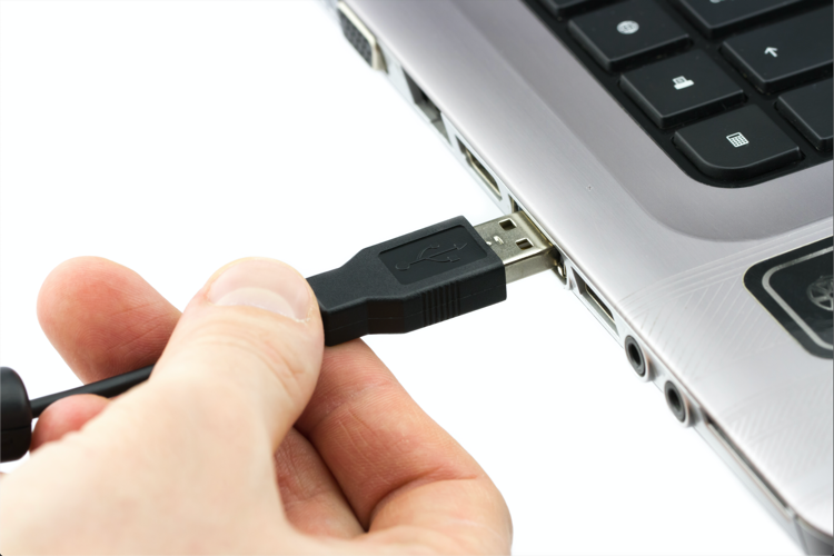 插入 USB